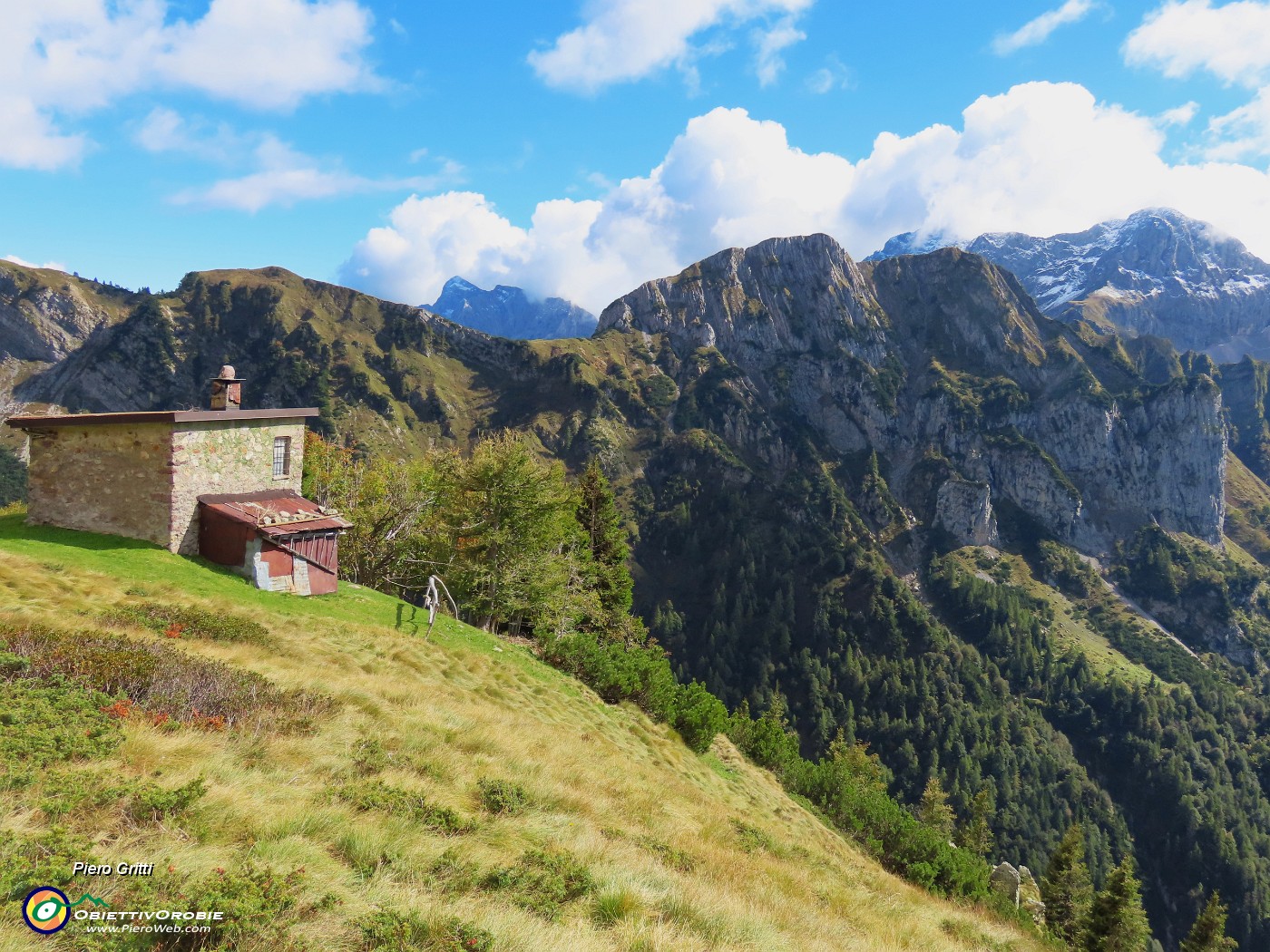54 Roccolo del Tino con vista in Corno Branchino e Corna Piana.JPG